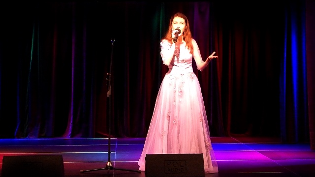 Співає авторську «Алилуя»